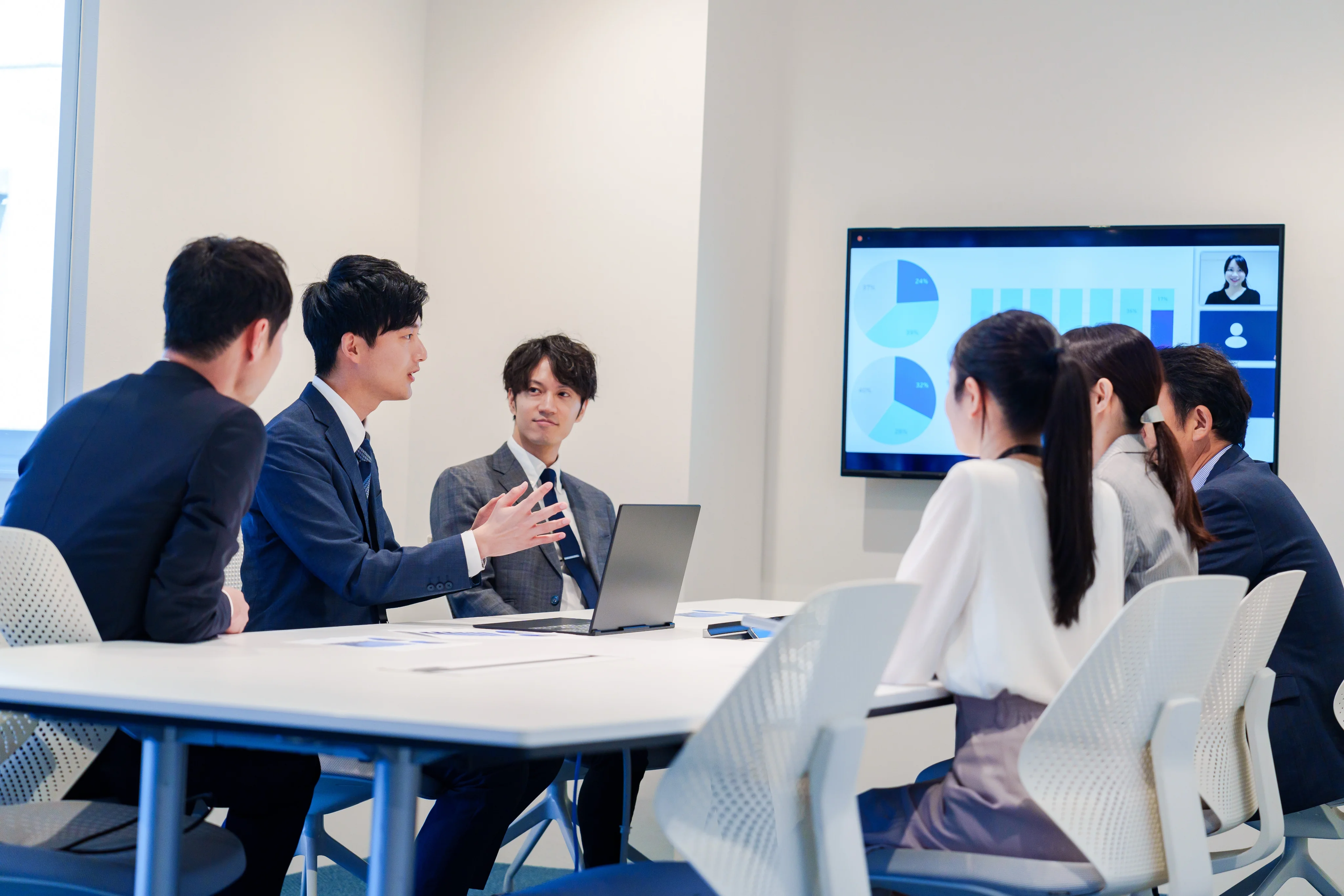 オフィスで打ち合わせをする様子